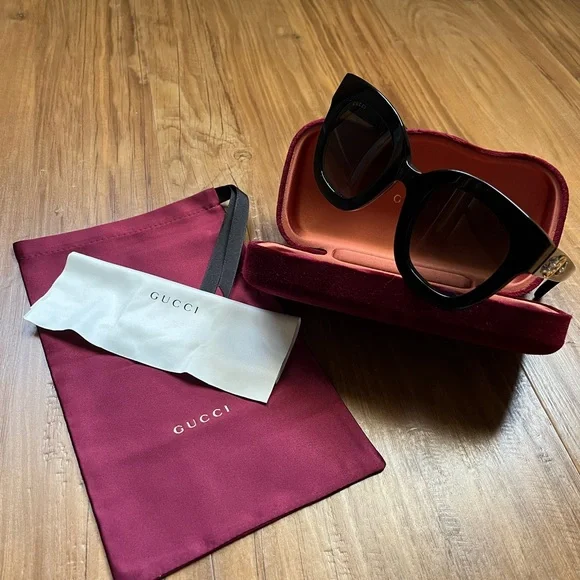 Gucci | Accessories | Gucci Black Sunglasses Accessories Set  display picture 2